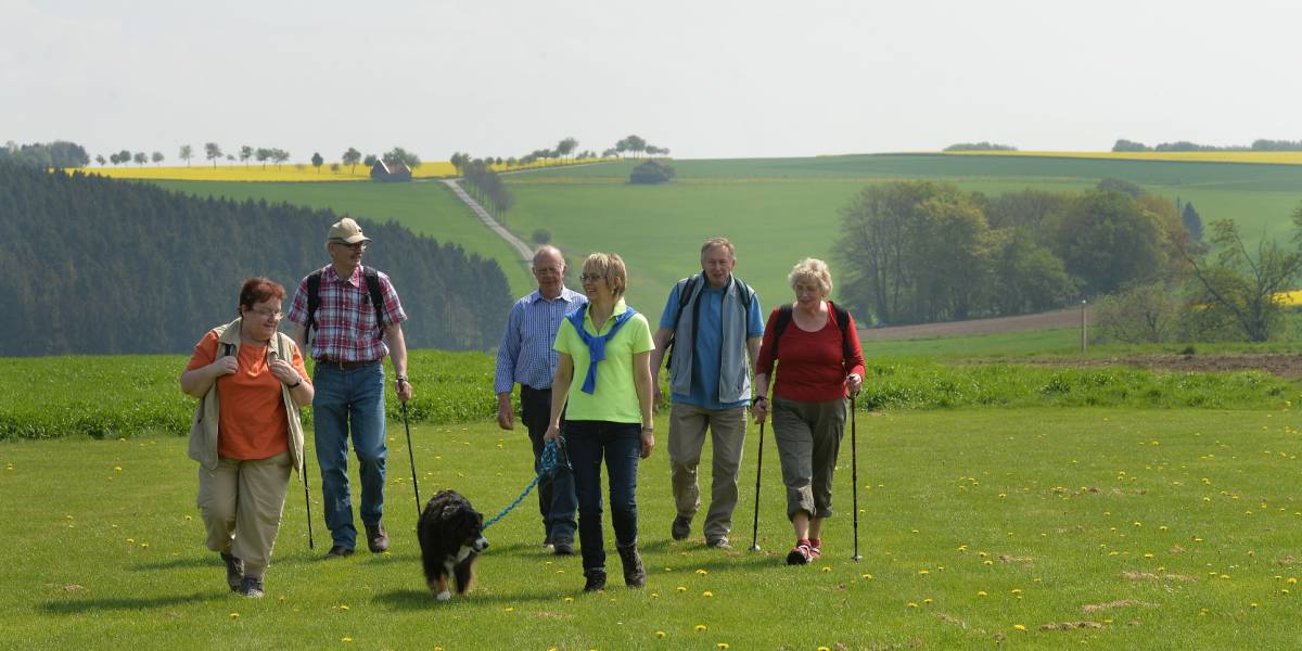 Eine Wandergruppe auf dem Paderborner Karstrundweg © Touristikzentrale Paderborner Land / Reinhard Rohlf